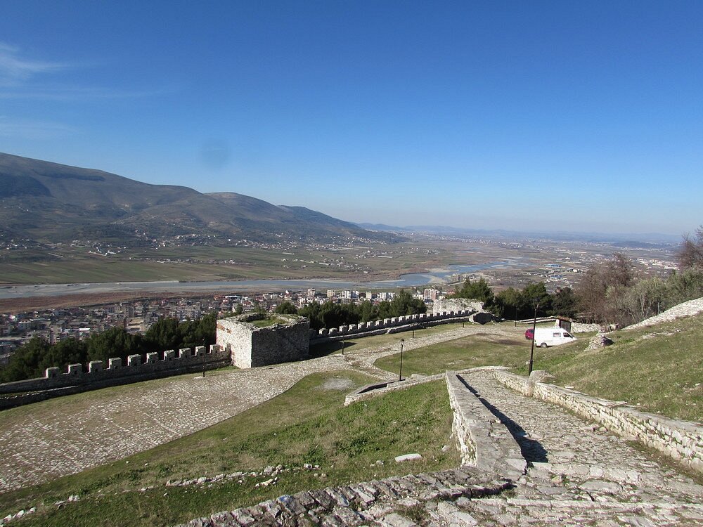 https://localfriends-albania.com/wp-content/uploads/2023/03/berat-castle-1.jpg