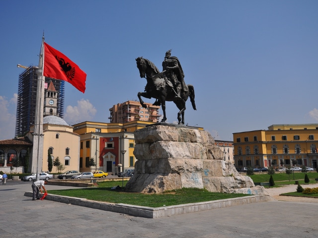 tirana-skanderbeg-square-wikimedia-commons-640